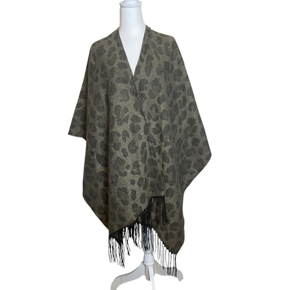 Woolrich One Size Women’s Gray Black Animal Print Shawl Poncho Fringed Soft Warm - Picture 1 of 9